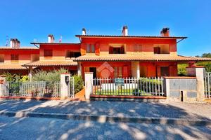 VILLA A SCHIERA CENTRALE A CERRETO D'ESI