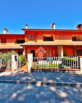 VILLA A SCHIERA CENTRALE A CERRETO D'ESI