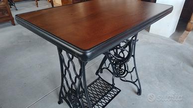 Tavolino con base macchina per cucire .
