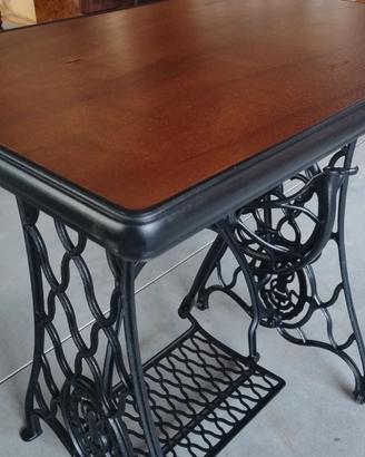 Tavolino con base macchina per cucire .