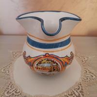 Vecchia brocca in ceramica blu e bianca marchiata