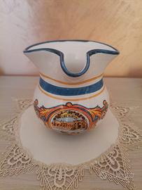 Vecchia brocca in ceramica blu e bianca marchiata