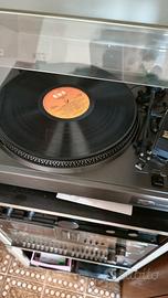 impianto stereo vintage con giradischi e mobile