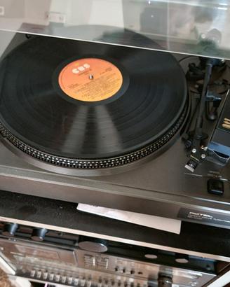 impianto stereo vintage con giradischi e mobile