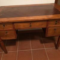 Scrittoio e due sedie in stile classico