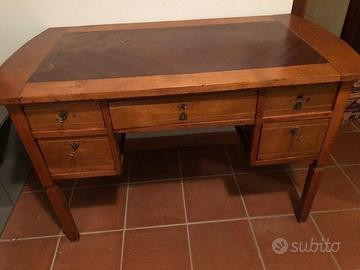 Scrittoio e due sedie in stile classico