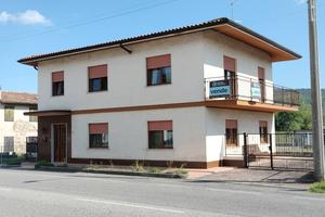 Casa accostata con rimessa e deposito