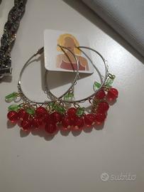 orecchini a cerchio con ciliegie. 