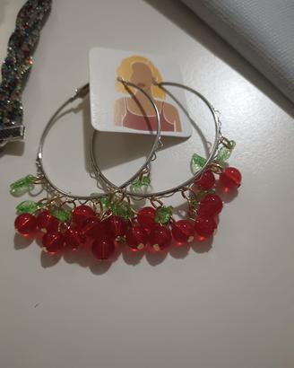 orecchini a cerchio con ciliegie. 