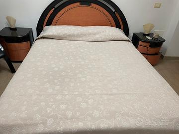 Letto matrimoniale,2 comodini piccoli e uno grande