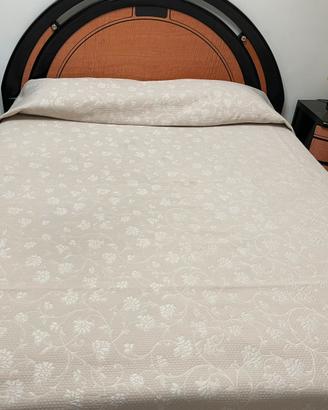 Letto matrimoniale,2 comodini piccoli e uno grande