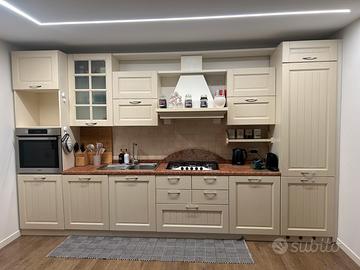 Cucina completa, elegante e pronta per l’uso