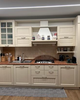 Cucina completa, elegante e pronta per l’uso