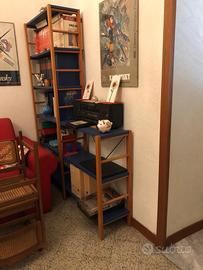 libreria in faggio e blu, dimensioni cm 140