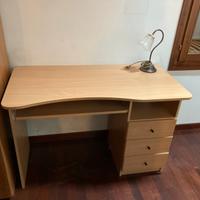 Scrivania con piano estraibile