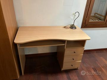 Scrivania con piano estraibile