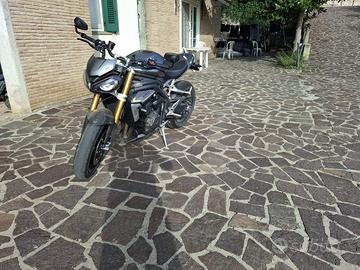 Triumph speed triple rs 1200