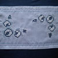 CENTROTAVOLA ELEGANTE- COTONE A RETE 47,5x28cm