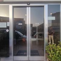 Porta automatica scorrevole, tende oscuranti