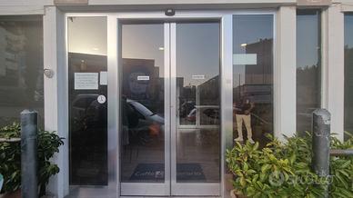 Porta automatica scorrevole, tende oscuranti