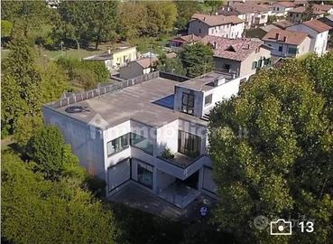 Palazzo / Stabile di 611 m² con più di 5 locali a 