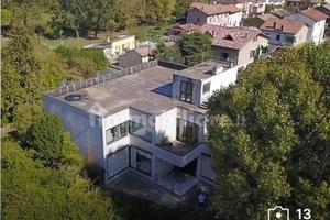 Palazzo / Stabile di 611 m² con più di 5 locali a 