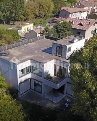 Palazzo / Stabile di 611 m² con più di 5 locali a 