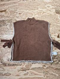 Gilet / smanicato in maglia a collo alto.