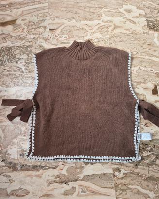 Gilet / smanicato in maglia a collo alto.