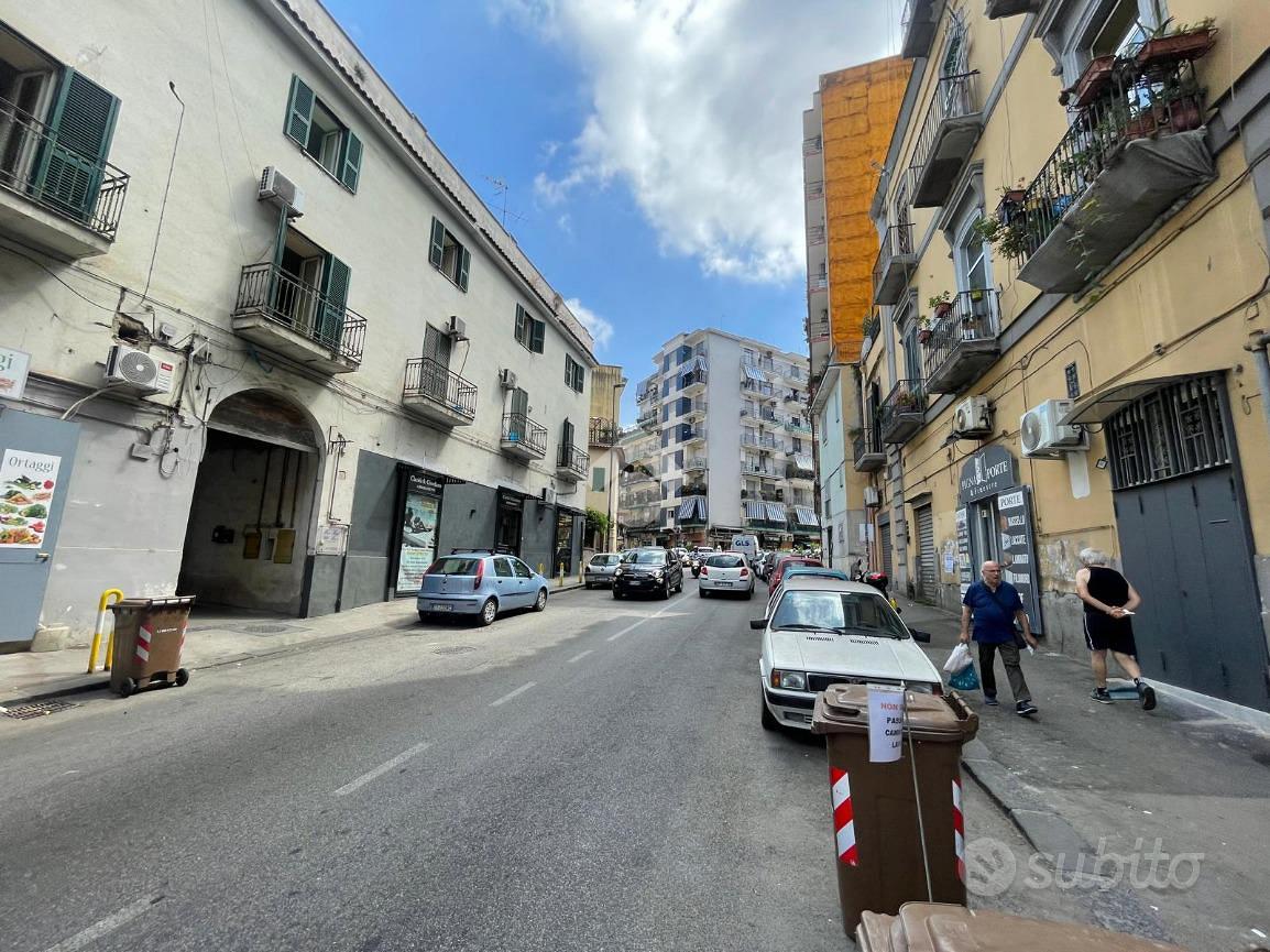 NEGOZIO A NAPOLI - Vista 3