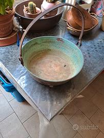Antico bacile in rame martellato