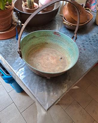 Antico bacile in rame martellato
