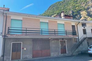 Casa semindipendente con magazzino