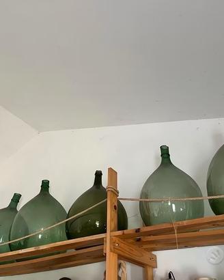 Antiche damigiane in vetro soffiato.