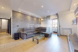 COMODO TRILOCALE CON TERRAZZINO A LIVELLO E POSTO