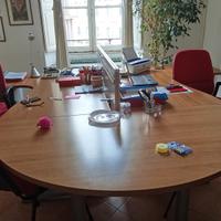 Scrivania ad isola divisibile e sedie  .