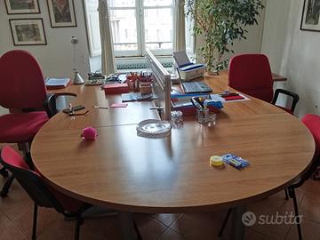 Scrivania ad isola divisibile e sedie  .