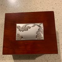 SCATOLA PORTAGIOIE IN LEGNO CON PLACCA ARGENTO