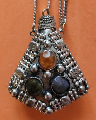 Antica collana etnica con boccetta portaprofumo