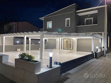 Locale commerciale con ampia terrazza