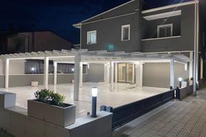 Locale commerciale con ampia terrazza