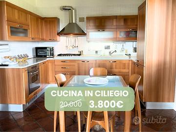 Cucina in ciliegio con possibilità di trasporto