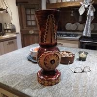 vaso in legno scolpito e dipinto