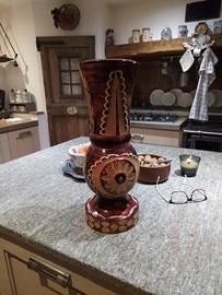 vaso in legno scolpito e dipinto