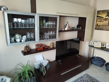 Soggiorno componibile con vetrinetta