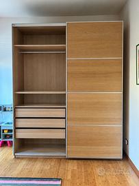 Armadio IKEA PAX con ante scorrevoli e cassetti