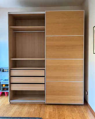 Armadio IKEA PAX con ante scorrevoli e cassetti