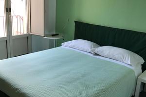 Accogliente camera con balcone