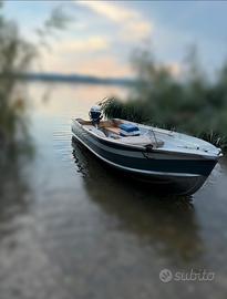 Canadian 370 con motore Johnson 4 CV 2T e Carrello