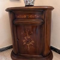 Mobiletto ovale legno intarsiato e motivi floreali